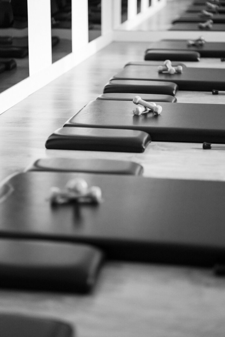 Pilates en suelo o con máquinas: ¿cuál es mejor? Pilates en suelo o con máquinas